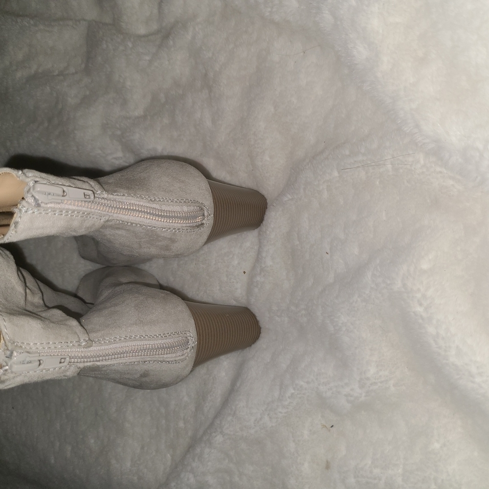 Express Size 10M  Faux Gray Suede - Picture 6 of 9